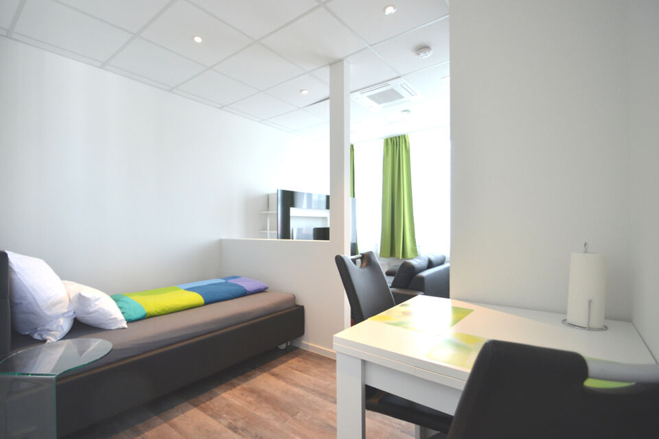 Serviced Apartment, Schlafzimmer mit Arbeitsbereich in Frankfurt Niederrad