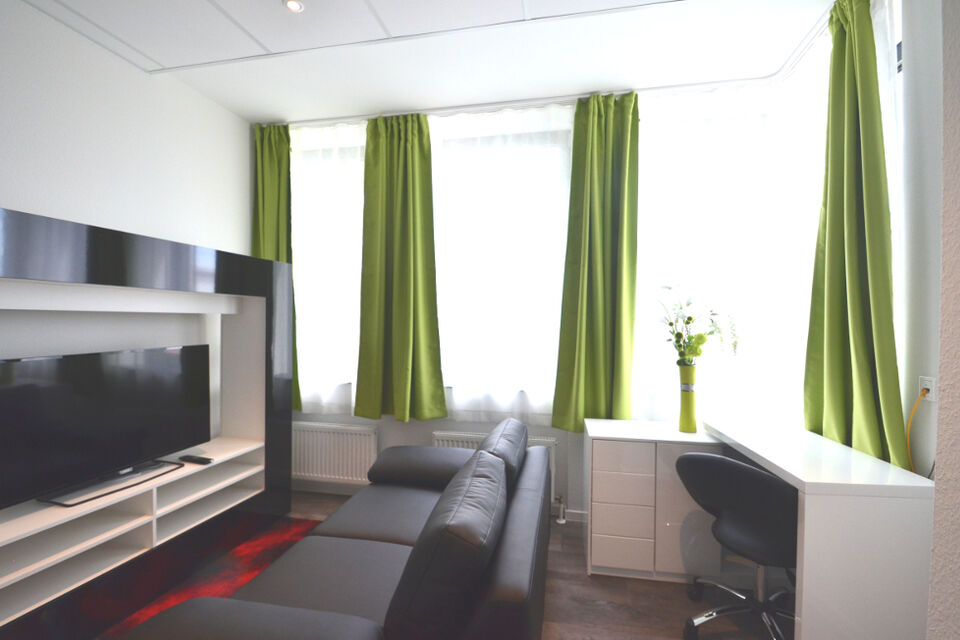 Serviced Apartment, Wohnzimmer mit grünen Vorhängen in Frankfurt Niederrad