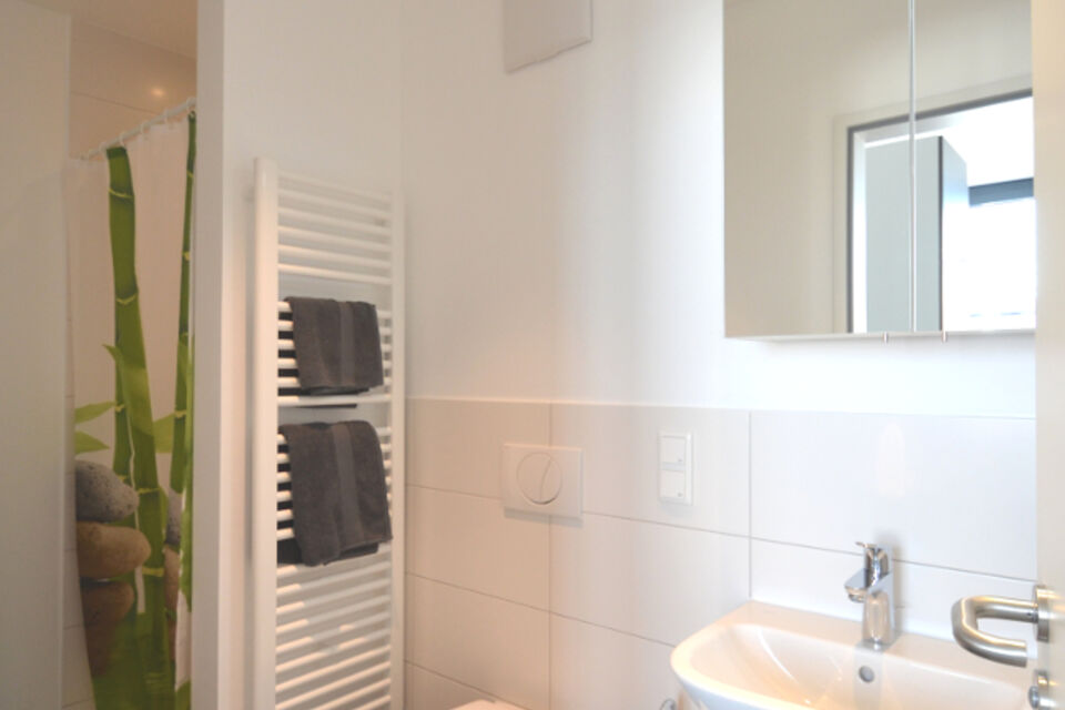 Serviced Apartment, Badezimmer 1 mit Handtuchheizkörper in Frankfurt Niederrad