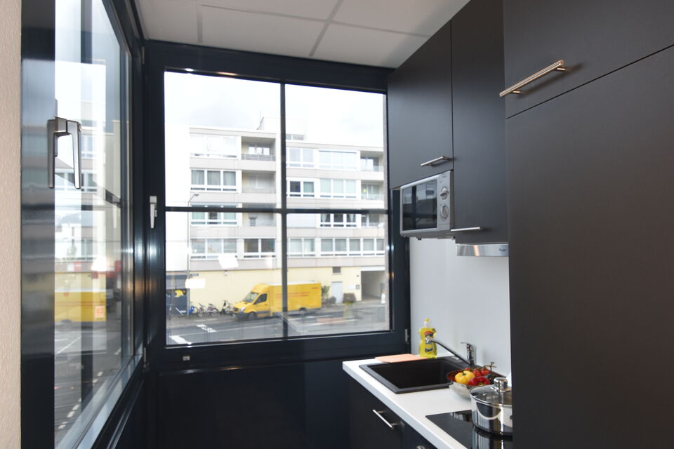 Serviced Apartment, Küche mit Panoramafenstern in Frankfurt Niederrad