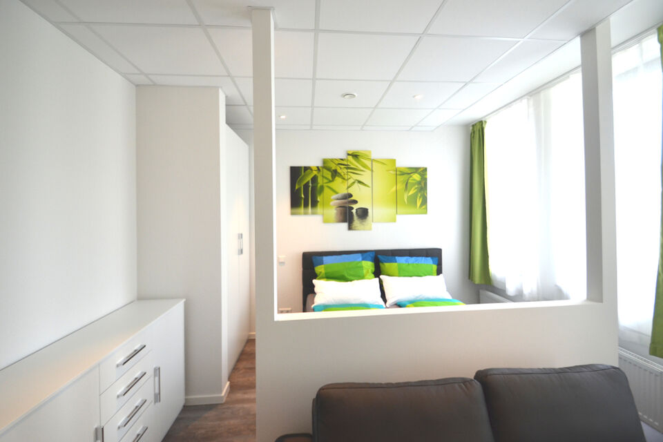 Serviced apartment, bedroom with alcove and green view in Frankfurt Niederrad