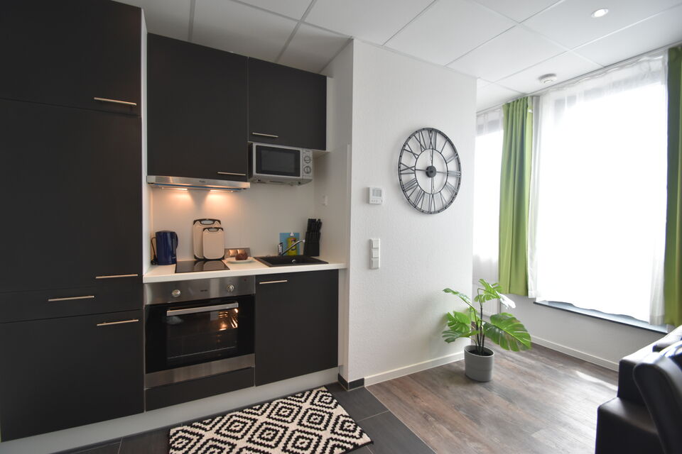 Serviced Apartment, Küche mit schwarzen Fronten in Frankfurt Niederrad