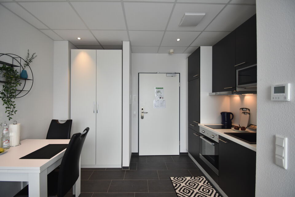 Serviced Apartment, Küche mit modernem schwarzem Design in Frankfurt Niederrad
