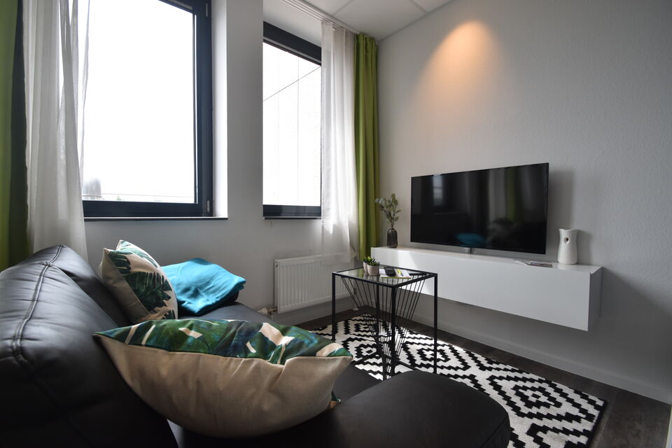 Serviced Apartment, Wohnzimmer mit modernem Flachbildschirm in Frankfurt Niederrad
