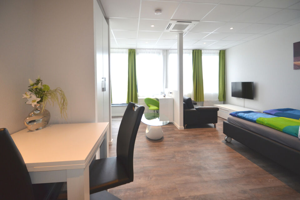 Serviced apartment, bedroom with work area in Frankfurt Niederrad