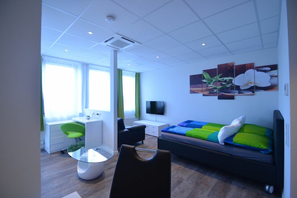 Serviced apartment, bedroom with green bedding in Frankfurt Niederrad