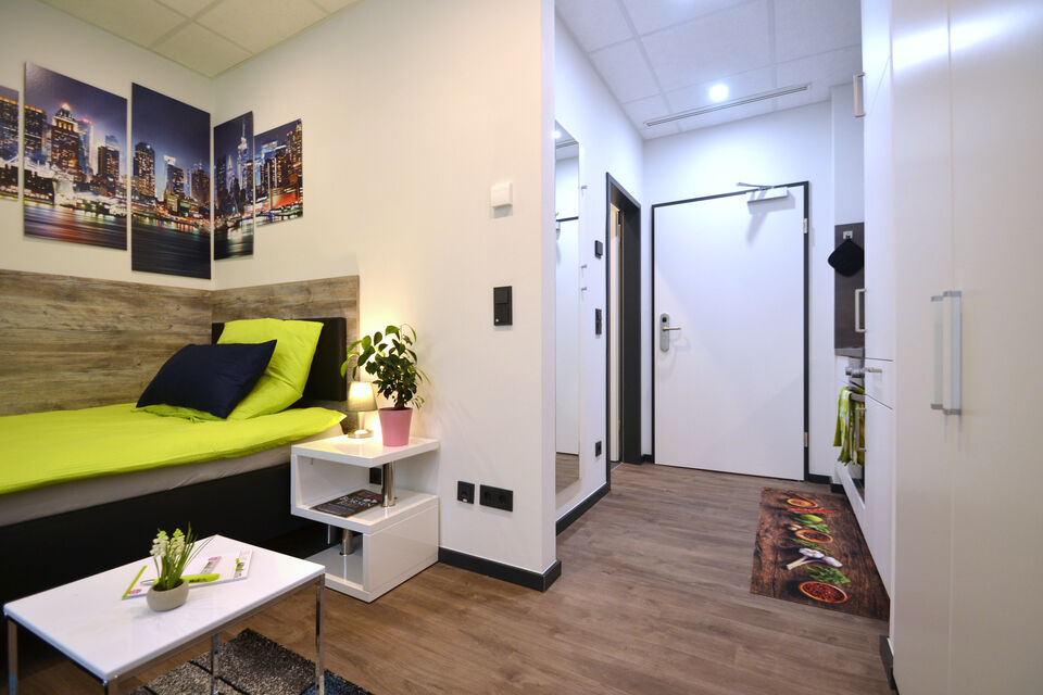 Serviced Apartment, Schlafzimmer mit neongelben Akzenten in Frankfurt Innenstadt