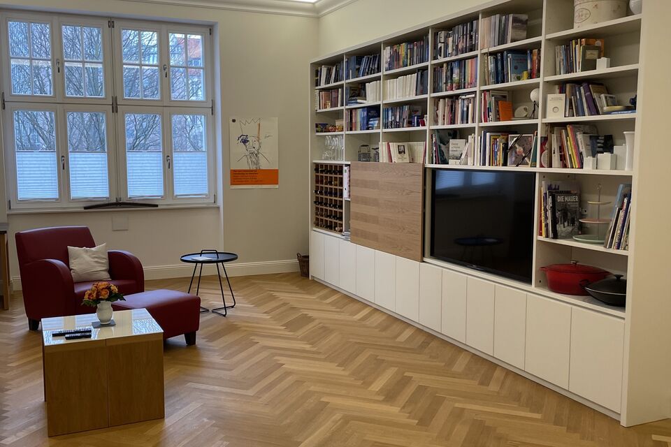 Furnished apartment, living room with built-in shelving and TV in Berlin Wilmersdorf