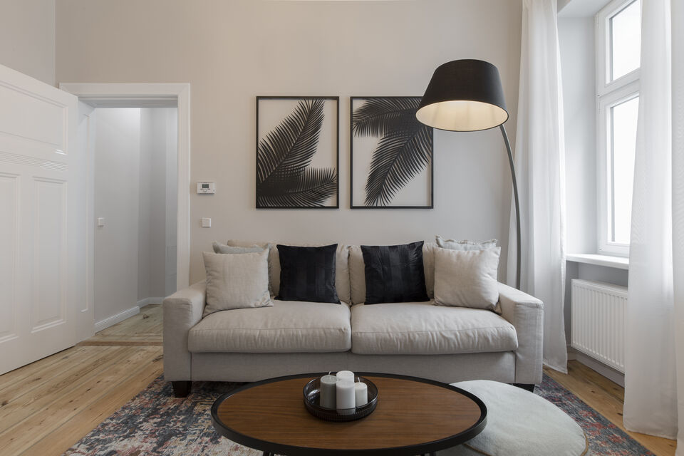 Möblierte Wohnung, Wohnzimmer mit Designerleuchte in Berlin Charlottenburg
