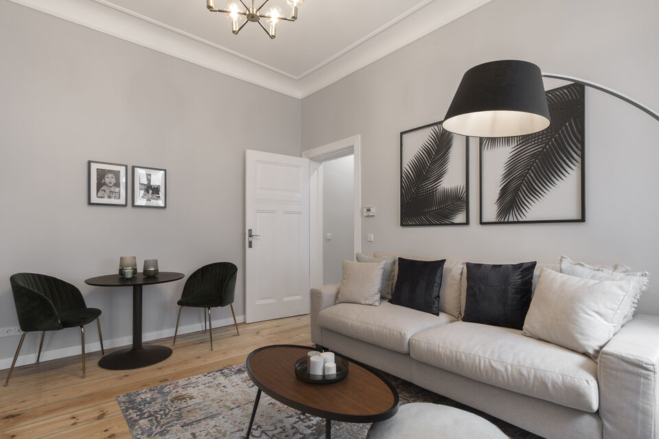 Möblierte Wohnung, Wohnzimmer mit modernem Bogenleuchten-Design in Berlin Charlottenburg
