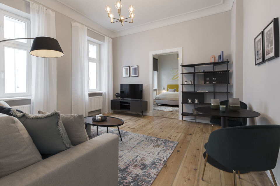 Möblierte Wohnung, Wohnzimmer mit Holzparkett in Berlin Charlottenburg