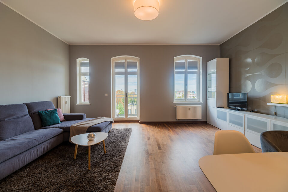 Möblierte Wohnung, Wohnzimmer mit Balkonzugang in Berlin Mitte