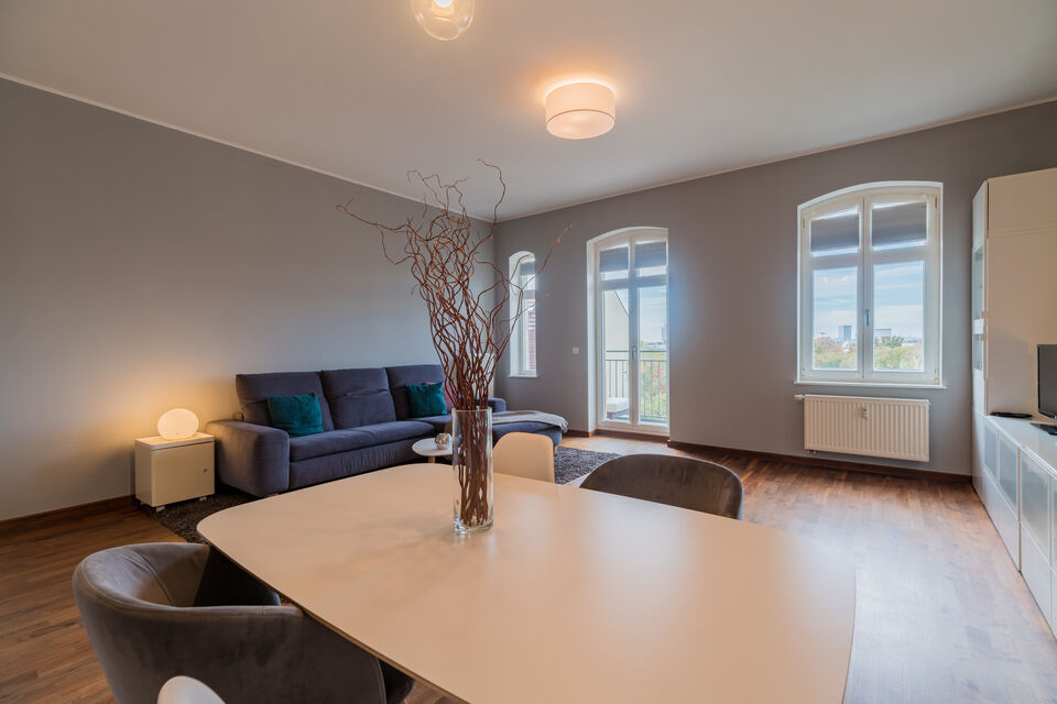 Möblierte Wohnung, Wohnzimmer mit Balkonzugang in Berlin Mitte