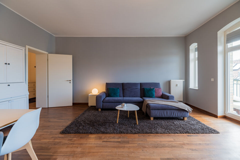 Möblierte Wohnung, Wohnzimmer mit Balkonzugang in Berlin Mitte