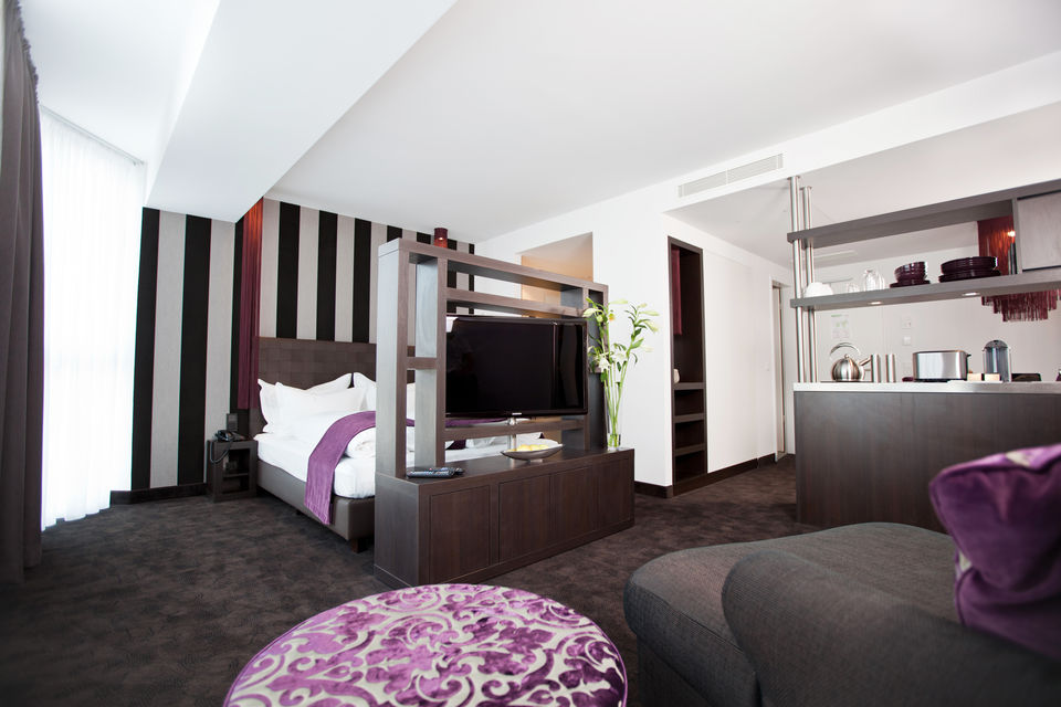 Serviced apartment, bedroom with striped accent wall in Berlin Charlottenburg