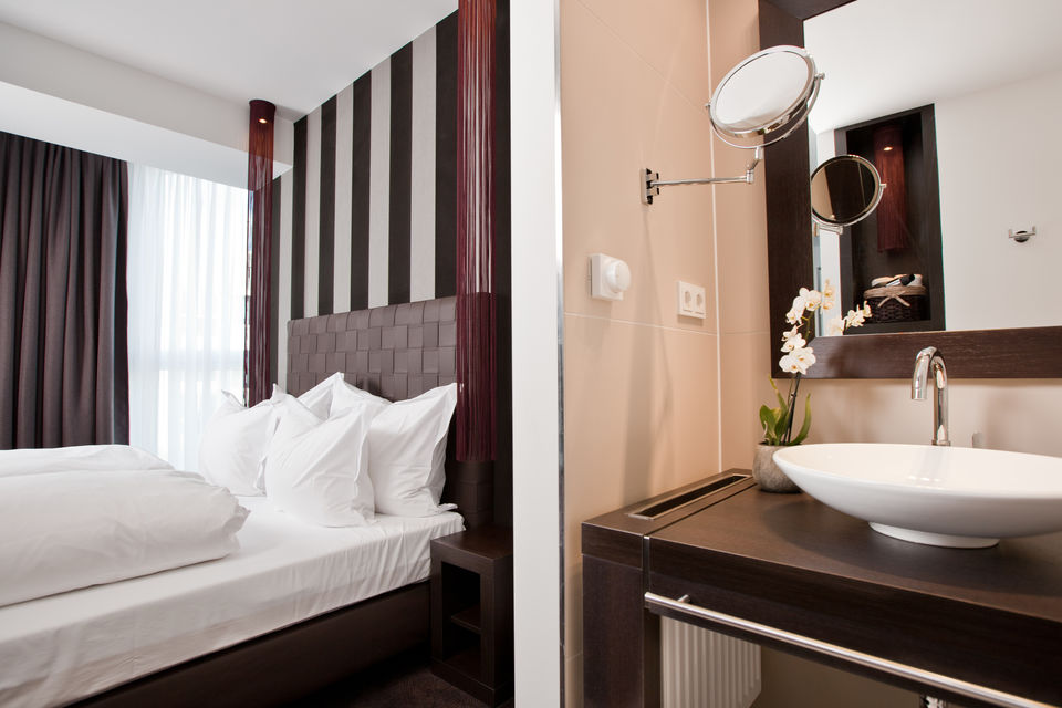 Serviced apartment, ensuite bathroom with freestanding sink in Berlin Charlottenburg