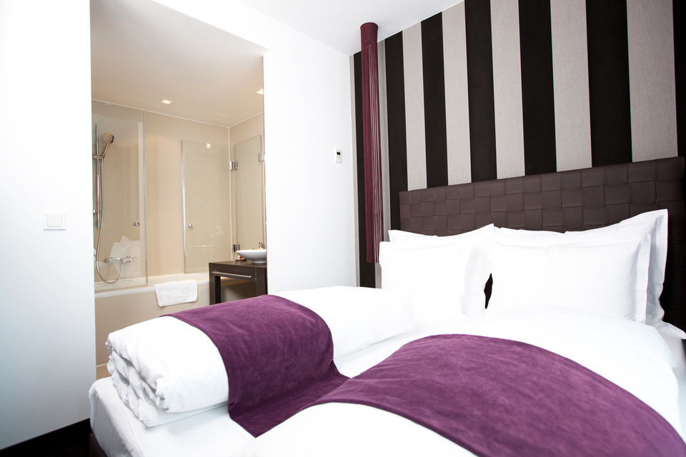 Serviced apartment, bedroom 1 with striped headboard in Berlin Charlottenburg