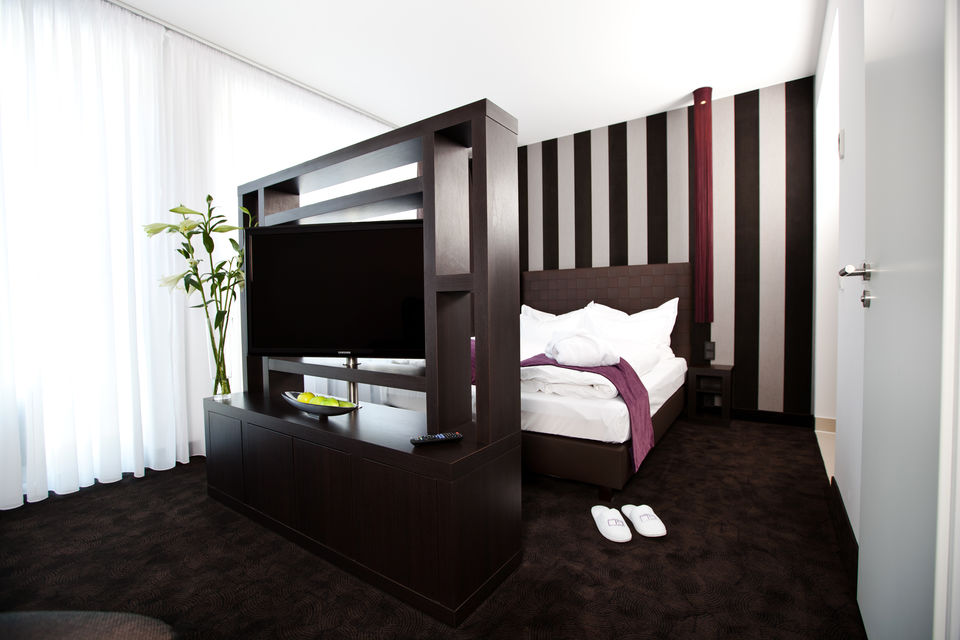 Serviced apartment, bedroom with integrated TV area in Berlin Charlottenburg