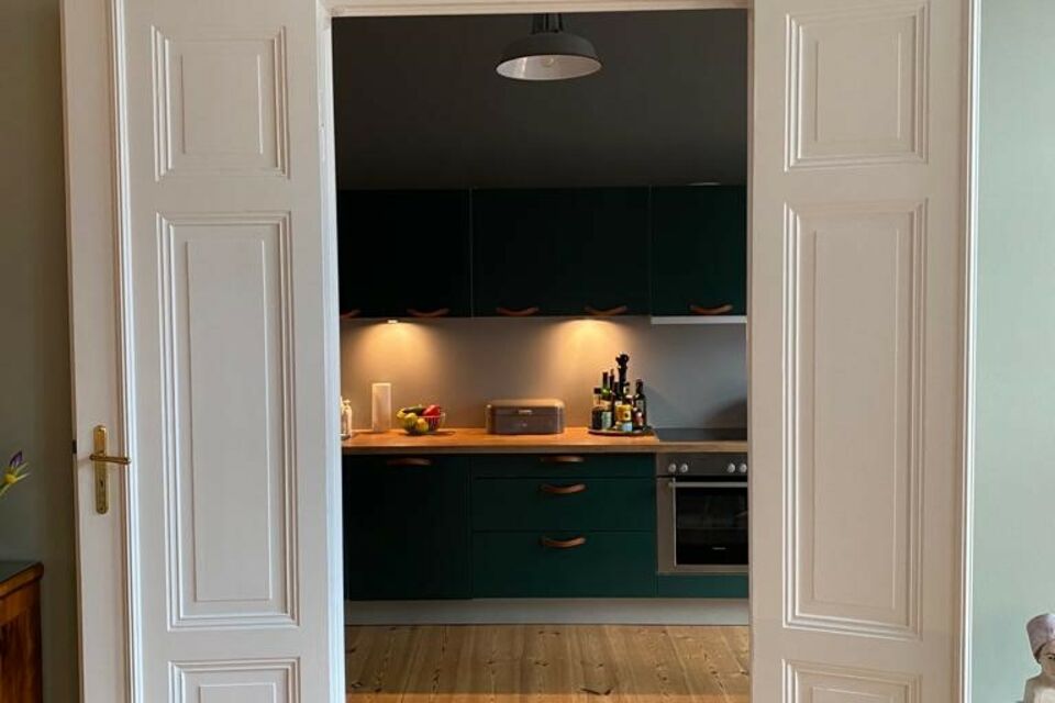 Apartment, kitchen with black cabinetry in Berlin Prenzlauer Berg