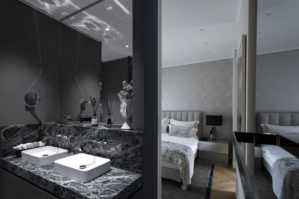Serviced apartment, bathroom 1 with marble vanity in Berlin Mitte