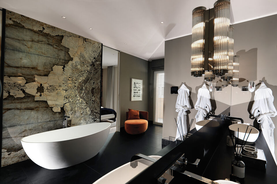 Serviced apartment, bathroom 1 with freestanding bathtub in Berlin Mitte