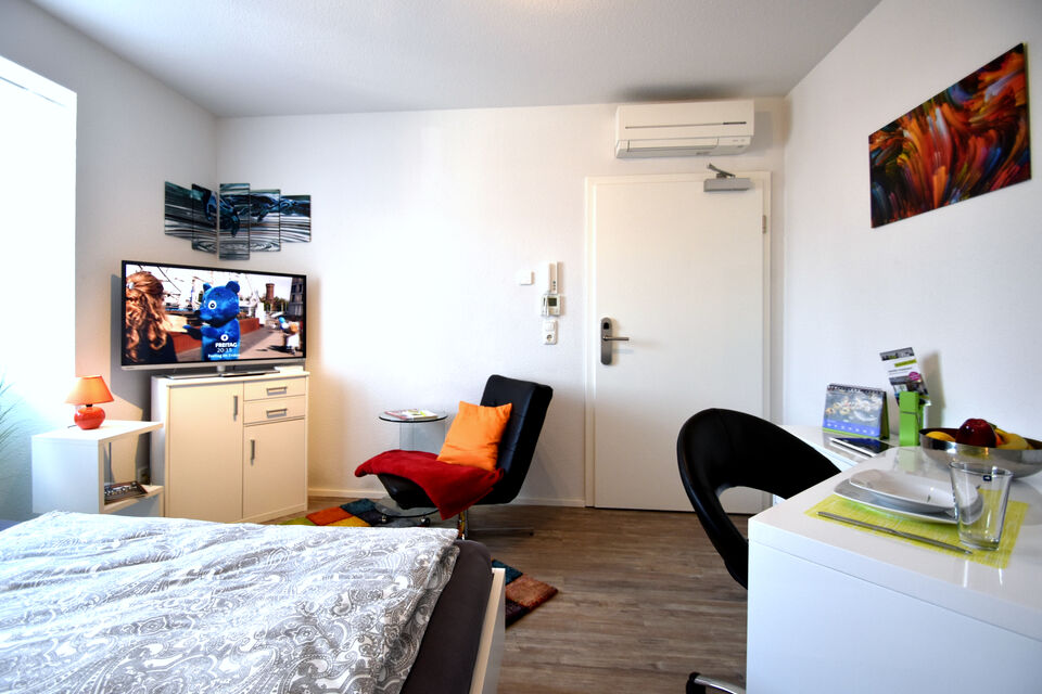 Serviced Apartment, Schlafzimmer mit Flachbildfernseher in Frankfurt Innenstadt