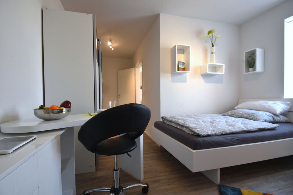 Serviced Apartment, Schlafzimmer mit integriertem Arbeitsbereich in Frankfurt Innenstadt