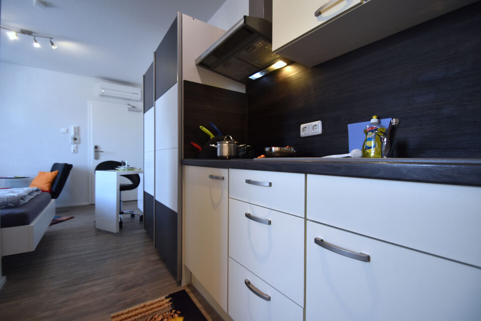 Serviced Apartment, Küche mit modernem Kochinseldesign in Frankfurt Innenstadt