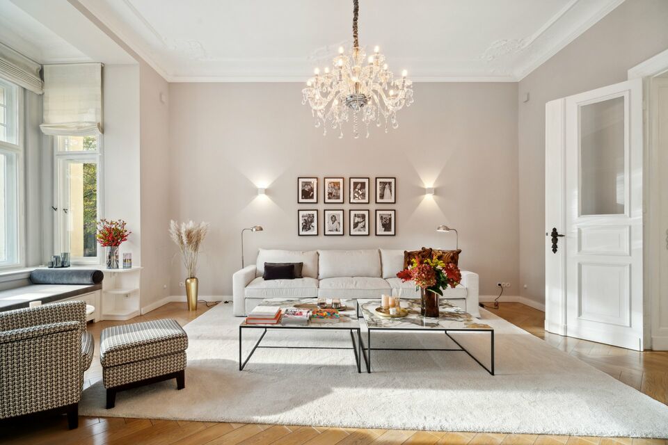 Möblierte Wohnung, Wohnzimmer mit Kristallleuchter in Berlin Wilmersdorf