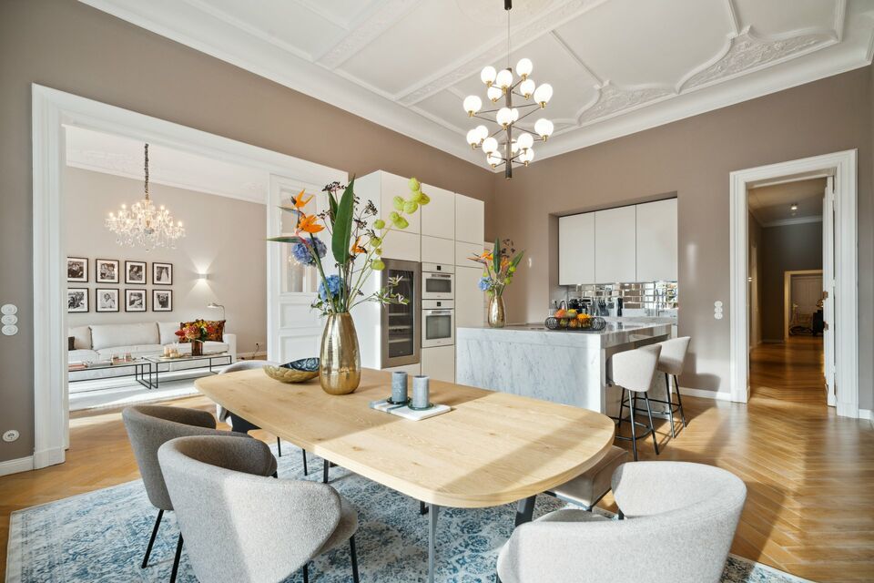 Möblierte Wohnung, Esszimmer mit Holztisch und Designerstühlen in Berlin Wilmersdorf