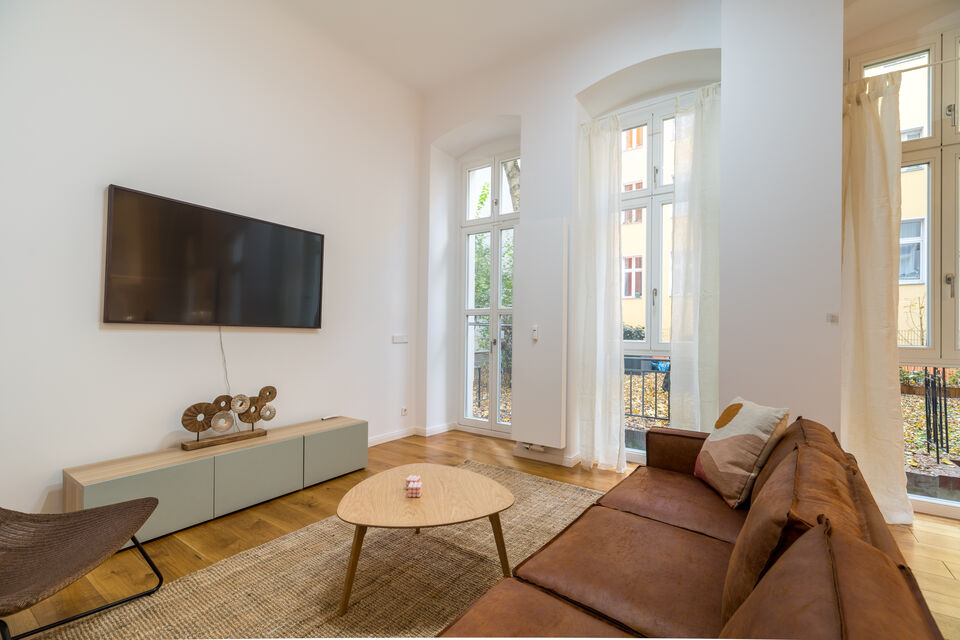 Möblierte Wohnung, Wohnzimmer mit Balkonzugang in Berlin Mitte