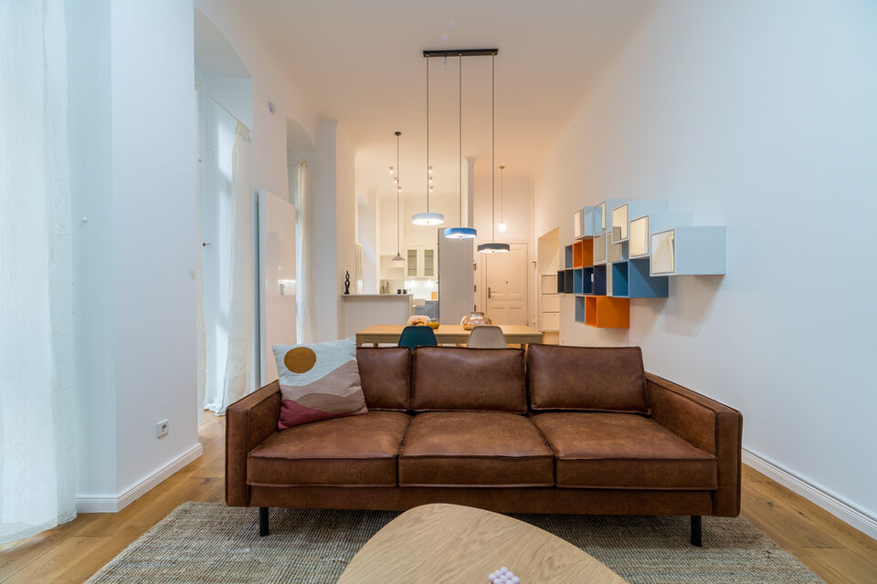 Möblierte Wohnung, Wohnzimmer mit Ledersofa in Berlin Mitte