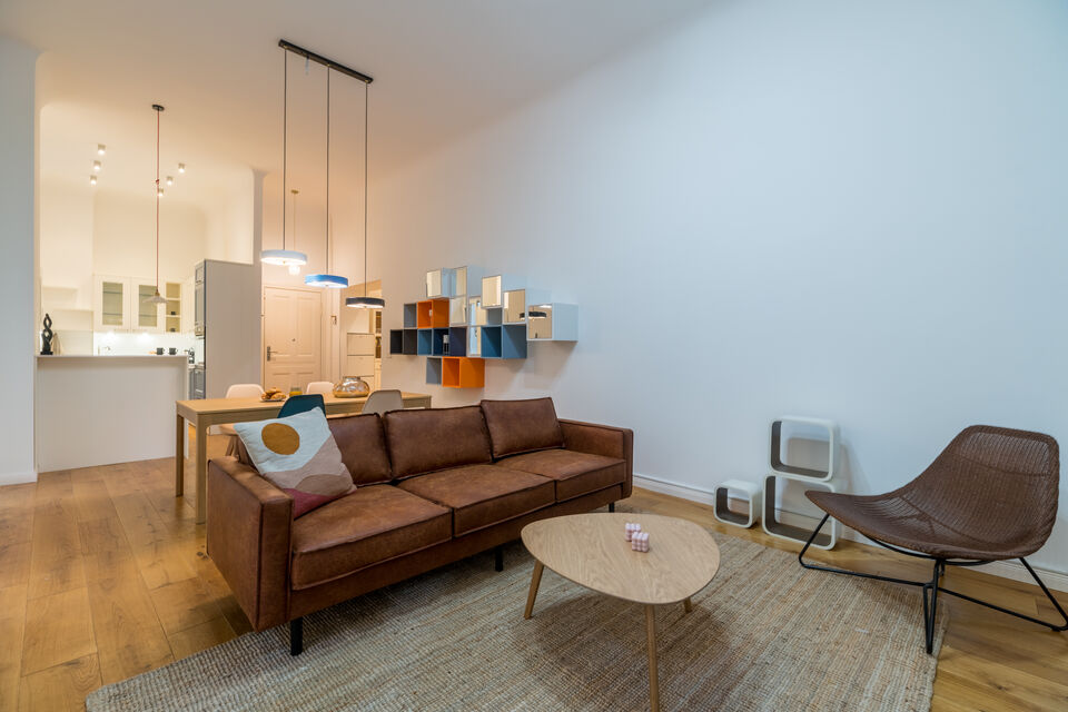 Möblierte Wohnung, Wohnzimmer mit Ledersofa in Berlin Mitte