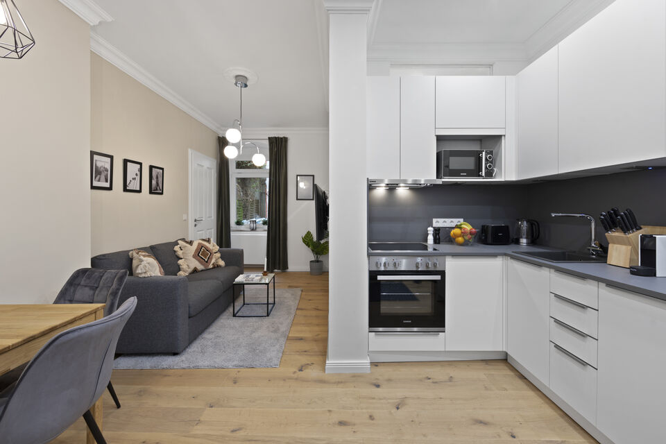 Möblierte Wohnung, Wohnzimmer mit offener Küche in Berlin Friedrichshain