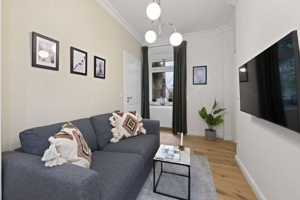 Möblierte Wohnung, Wohnzimmer mit Wandmontiertem TV in Berlin Friedrichshain