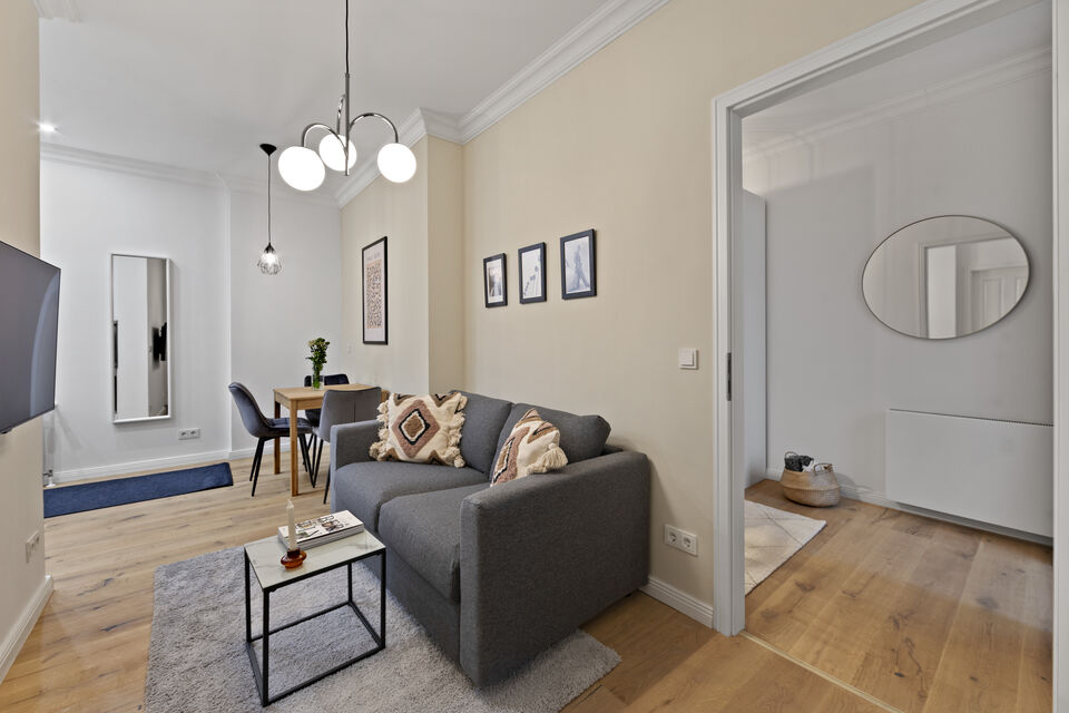 Möblierte Wohnung, Wohnzimmer mit grauem Ecksofa in Berlin Friedrichshain
