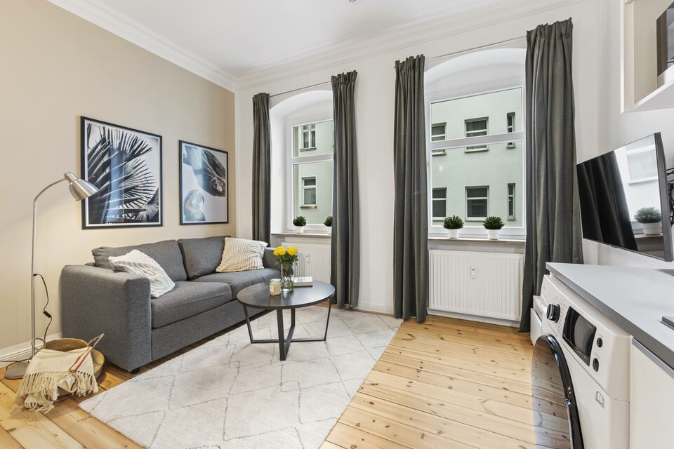 Möblierte Wohnung, Wohnzimmer mit Balkonzugang in Berlin Prenzlauer Berg