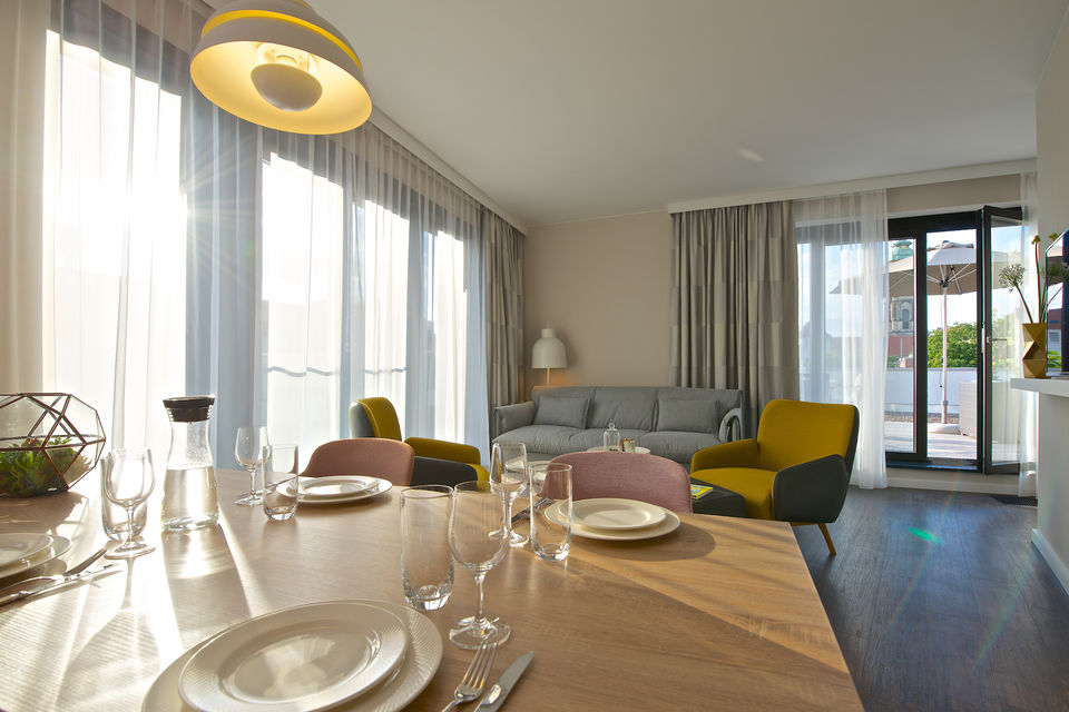 Serviced apartment, dining room with panoramic windows in Berlin Mitte