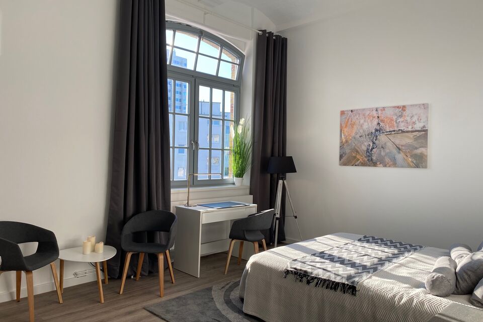 Serviced Apartment, Schlafzimmer mit großem Fenster in Berlin Mitte