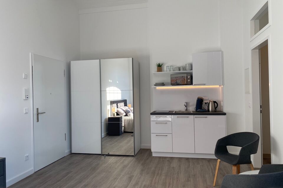 Serviced Apartment, Schlafzimmer mit Spiegelschrank in Berlin Mitte