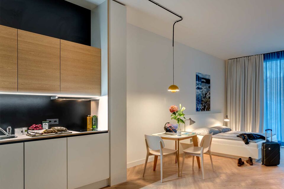 Serviced apartment, bedroom with open kitchen in Berlin Charlottenburg