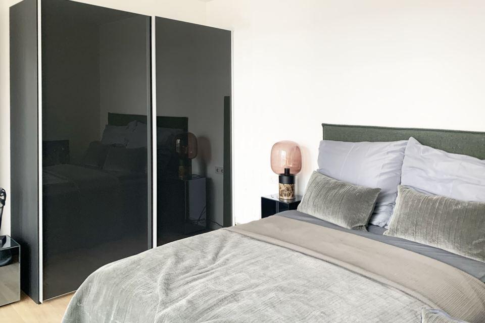 Möblierte Wohnung, Schlafzimmer mit schwarzem Kleiderschrank in Frankfurt Gallus