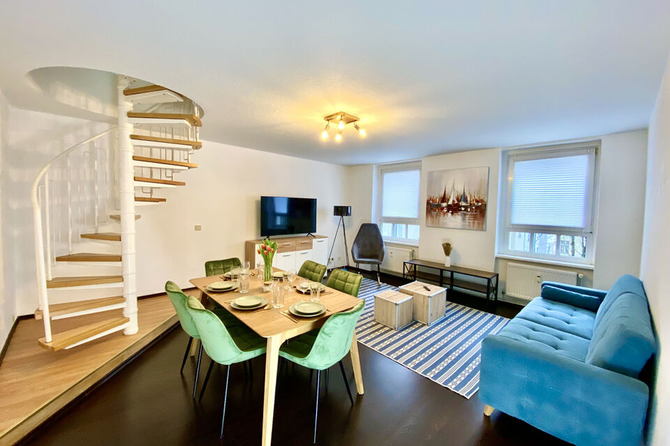 Möblierte Wohnung, Wohnzimmer mit Wendeltreppe in Berlin Friedrichshain