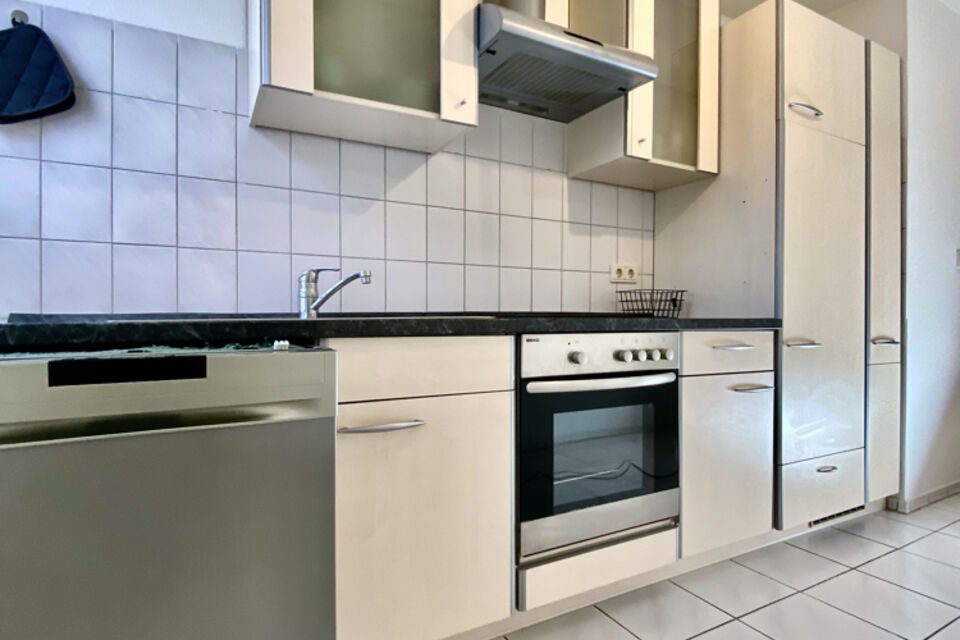 Möblierte Wohnung, Küche mit Kochherd und Spülmaschine in Berlin Friedrichshain