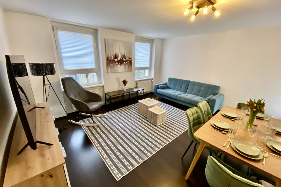 Möblierte Wohnung, Wohnzimmer mit Essbereich in Berlin Friedrichshain