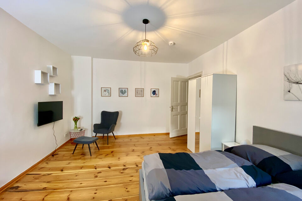 Möblierte Wohnung, Schlafzimmer mit Holzparkett in Berlin Friedrichshain