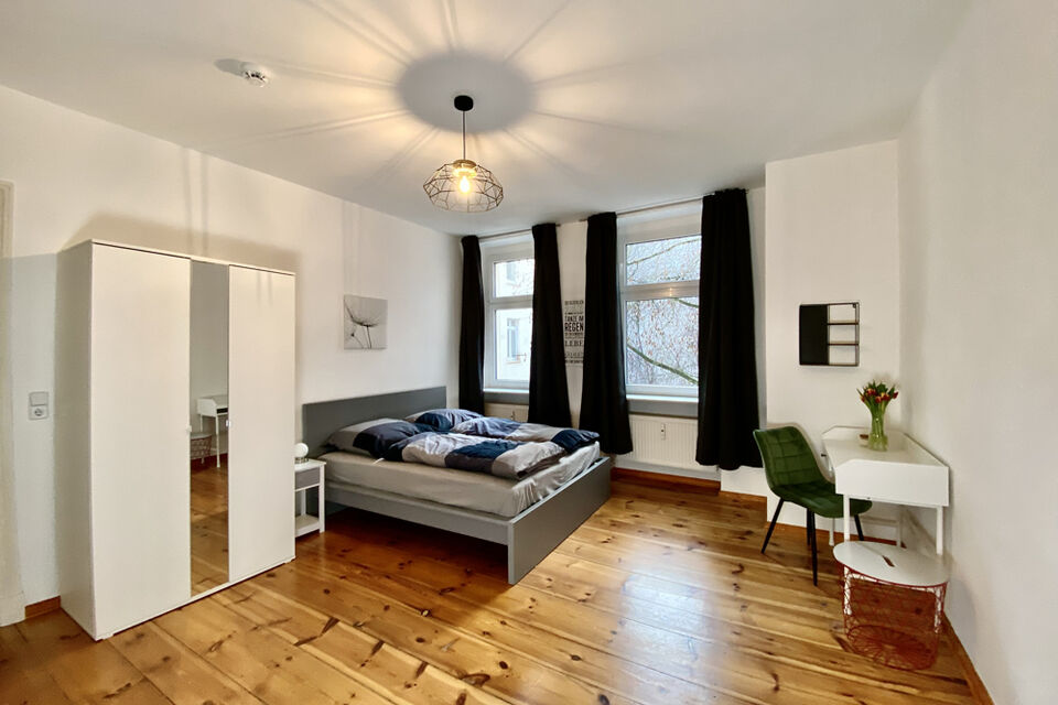 Möblierte Wohnung, Schlafzimmer mit Parkettboden in Berlin Friedrichshain