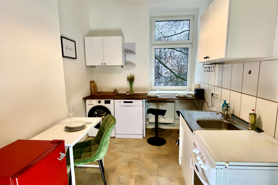 Möblierte Wohnung, Küche mit Waschmaschine in Berlin Friedrichshain