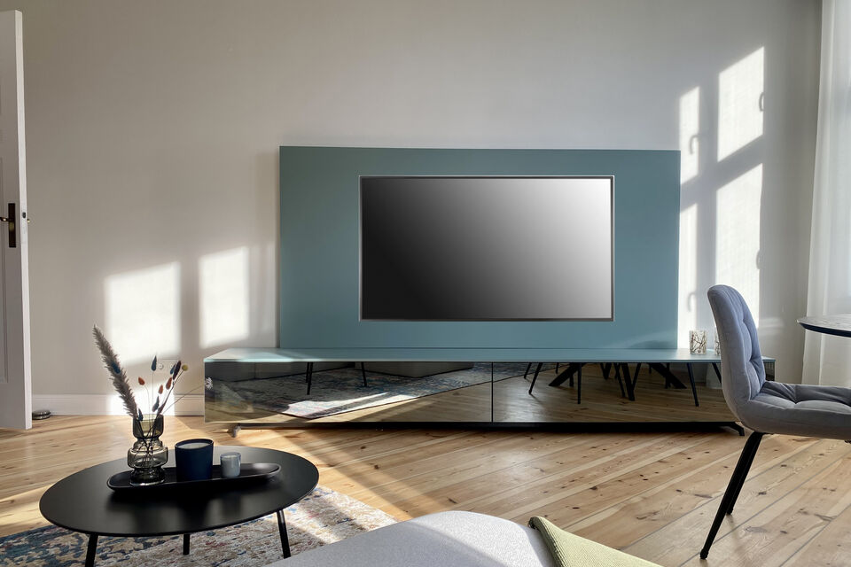 Furnished apartment, living room with wall-mounted TV in Berlin Charlottenburg