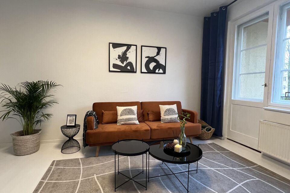 Möblierte Wohnung, Wohnzimmer mit Cognac-Ledersofa in Berlin Pankow